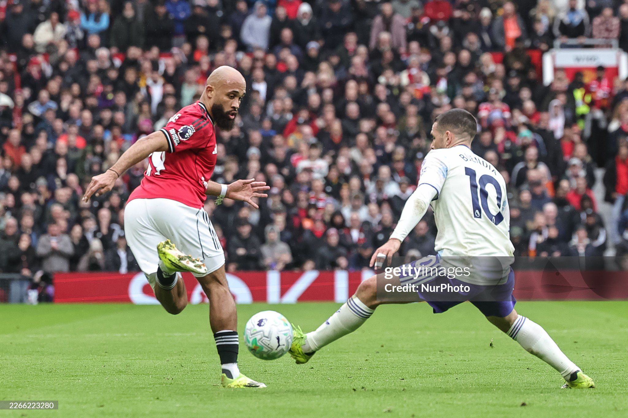 MU "trả giá" cho chiến thắng Aston Villa, Mbeumo bị nghi chấn thương - 3