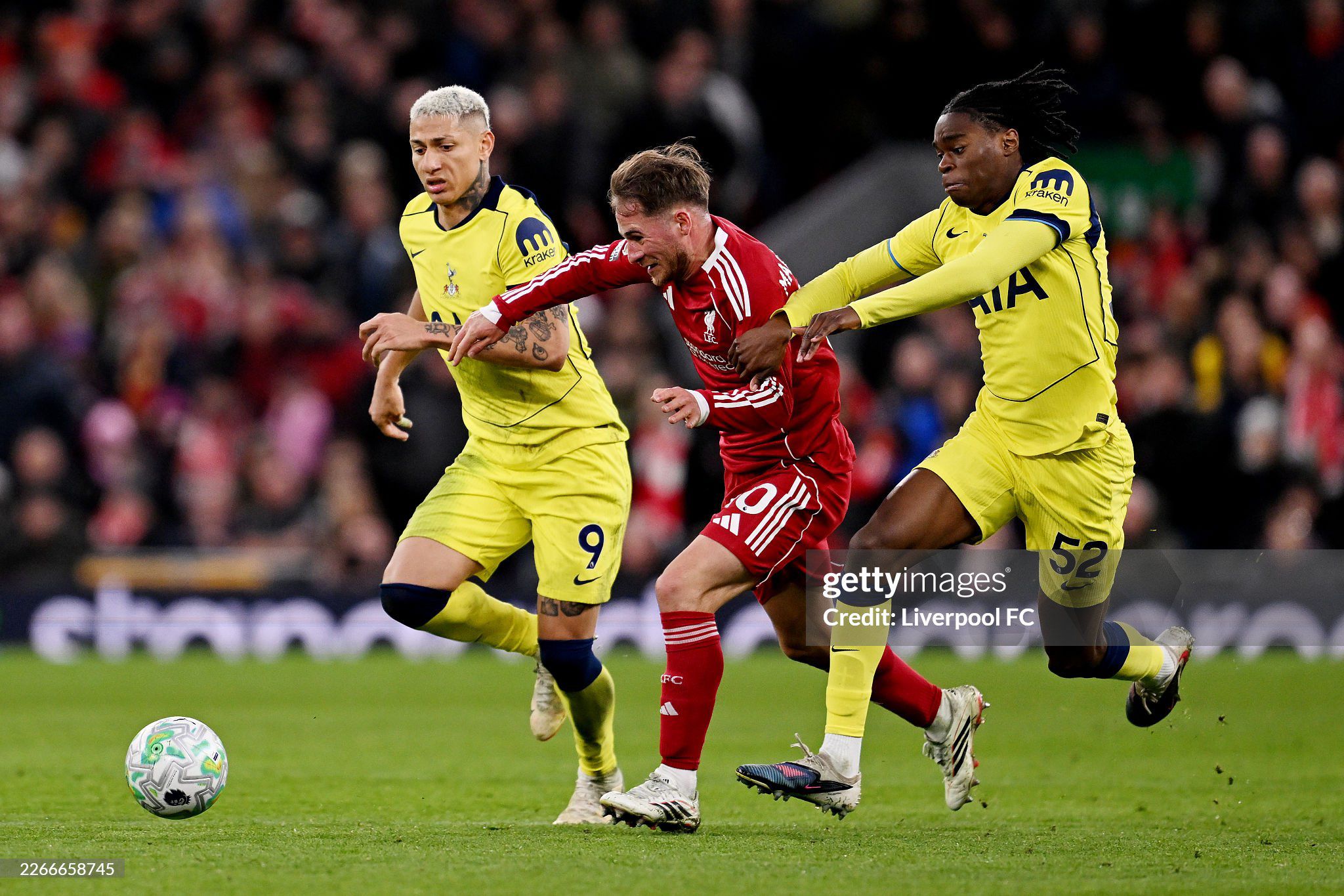 Liverpool (áo đỏ) tự là khó mình với trận hòa Tottenham trên sân nhà