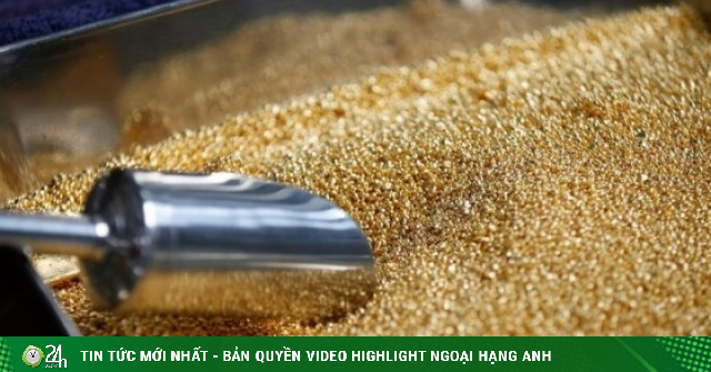 Giá vàng thế giới giảm về dưới 5.000 USD, dầu thô tiếp tục tăng