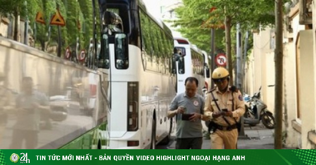 Xe khách 'chờ giờ' vào phố, dừng đỗ tràn lan bị CSGT Hà Nội xử lý