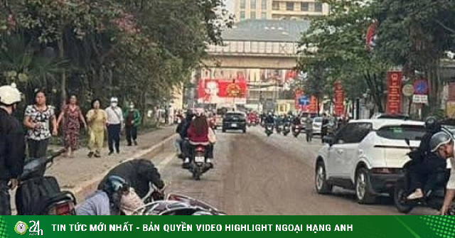 Ngã nhào vì bùn đất trên phố Hà Nội