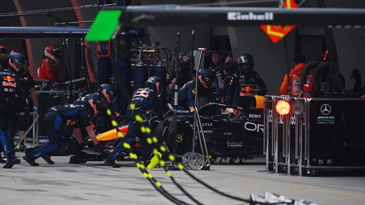 Verstappen rời khỏi cuộc đua do sự cố kĩ thuật