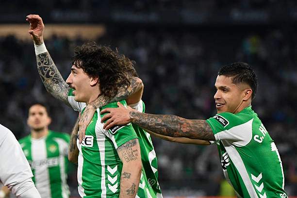 Bellerin (trái) gỡ hòa cho Betis đầu hiệp 2