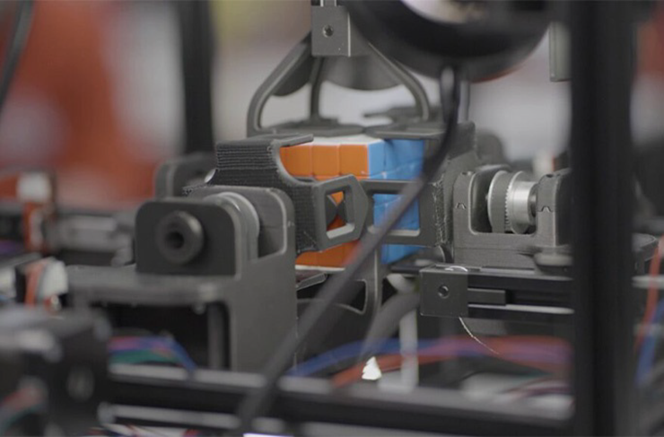 Cận cảnh khối Rubik 4x4 trong "lòng bàn tay" của robot.