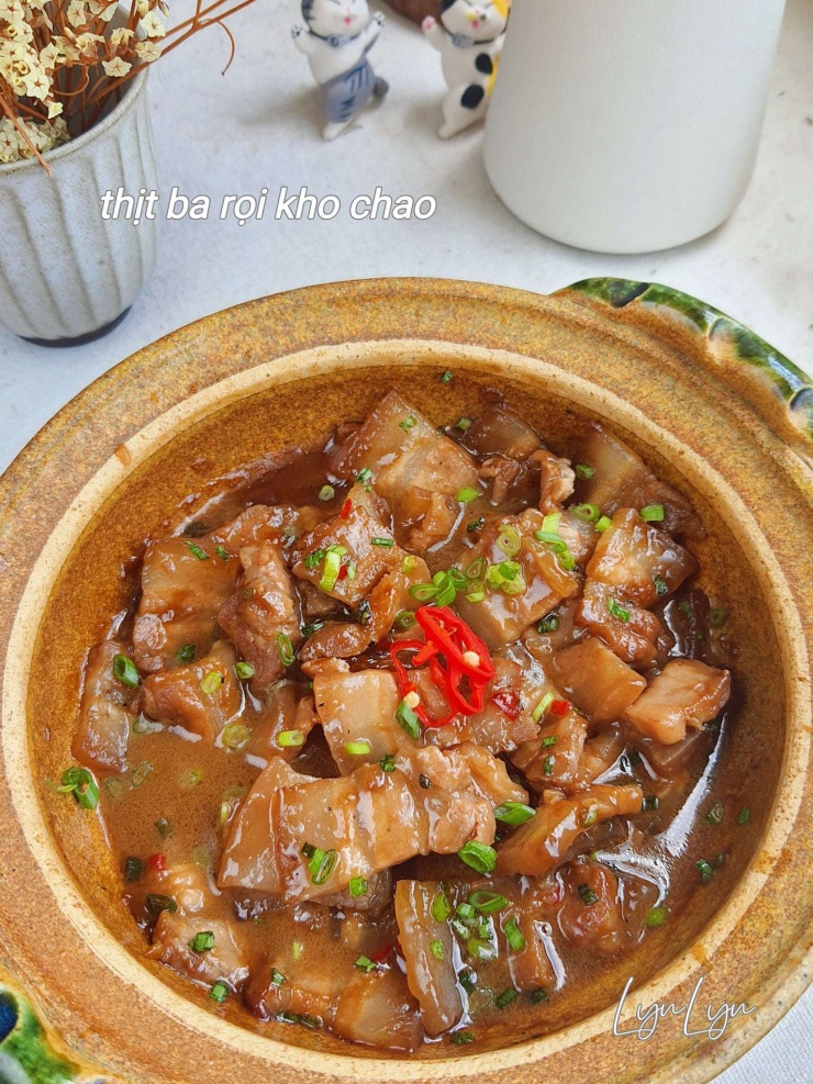 Kho thịt theo cách này, thit mềm, thấm vị chao mặn ngọt hài hòa, thêm chút ớt và hành lá dậy mùi.