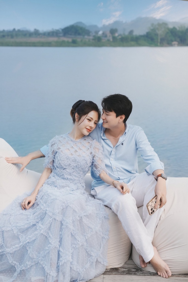 Hơn nửa thập kỷ bên nhau, Bạch Lan Phương và Huỳnh Anh đồng điệu trong cách ăn mặc. Bạch Lan Phương cho biết mỗi khi ra phố, đi du lịch, họ thường diện trang phục có màu sắc hoặc chất liệu tương đồng.