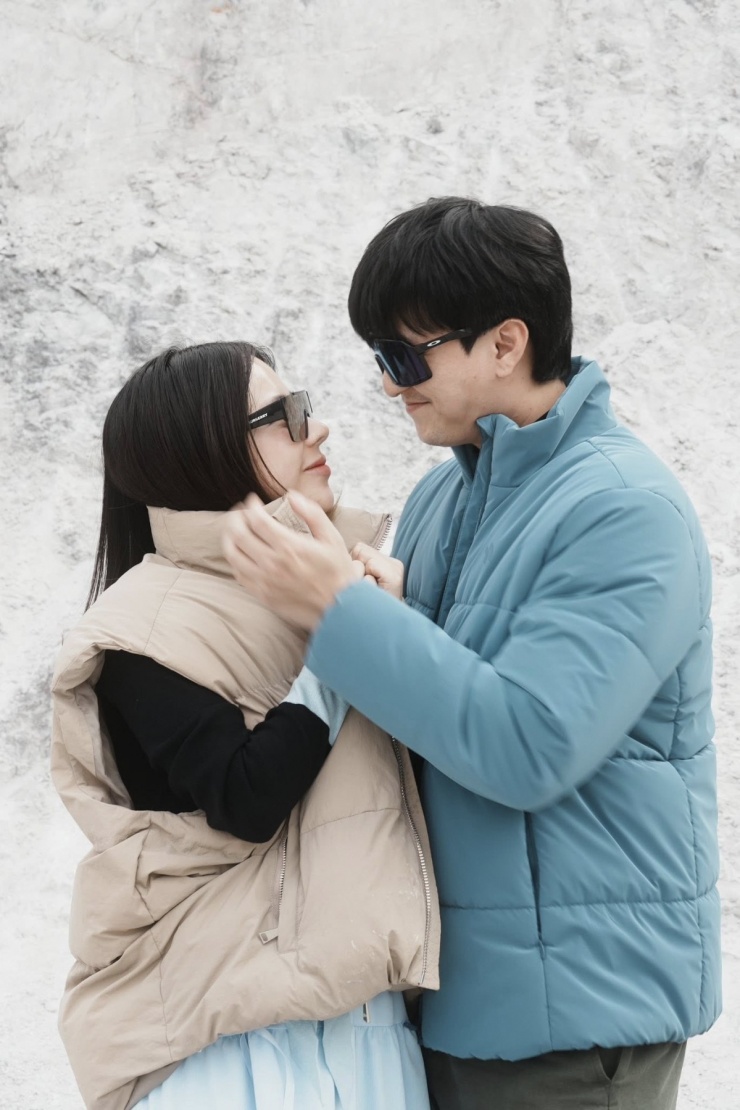 Huỳnh Anh và Bạch Lan Phương chọn áo phao với cách phối màu ăn ý trong chuyến du lịch hồi đầu năm. Bạch Lan Phương nói ông xã thường tranh thủ những lúc không phải quay phim để hai vợ chồng sắp xếp đi nghỉ ngơi, hâm nóng tình cảm.