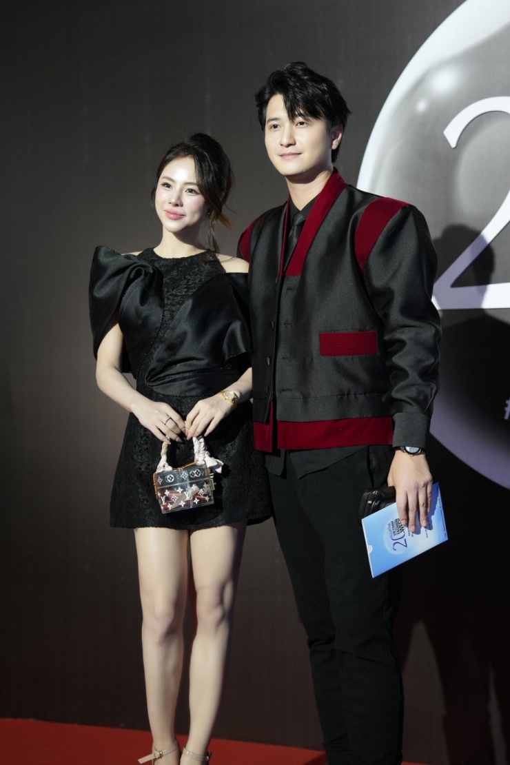 Lúc đi tiệc và sánh đôi với chồng, cô chọn những đôi cao gót nhẹ nhàng để tăng chiều cao.