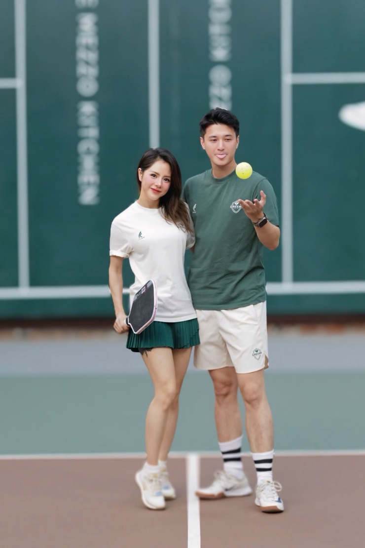 Cặp vợ chồng sắm nhiều trang phục để dễ dàng phối màu ăn ý. Bạch Lan Phương nói cô hạn chế đồ tối màu từ trên xuống dưới vì sẽ khiến vóc dáng càng nhỏ bé hơn.