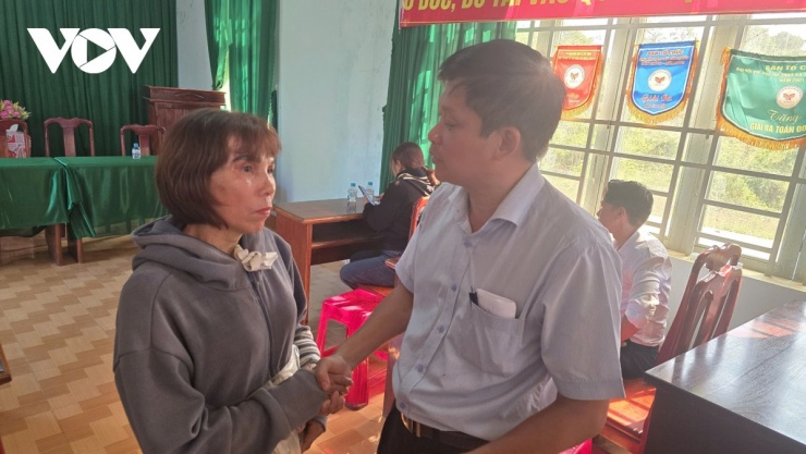  Ban QLDA bắt tay các hộ dân và hứa sẽ thực hiện những cam kết của mình