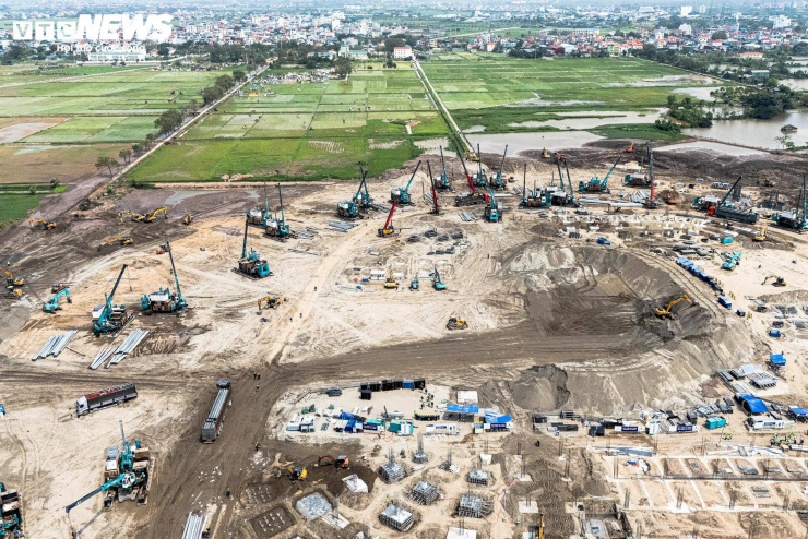 Ghi nhận của PV Báo Điện tử VTC News trong những ngày giữa tháng 3, khu vực triển khai dự án đã hình thành công trường thi công với quy mô lớn.