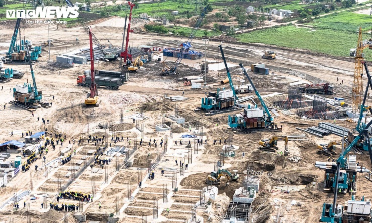 Trên nền đất rộng, nhiều thiết bị cơ giới được huy động để phục vụ san nền.