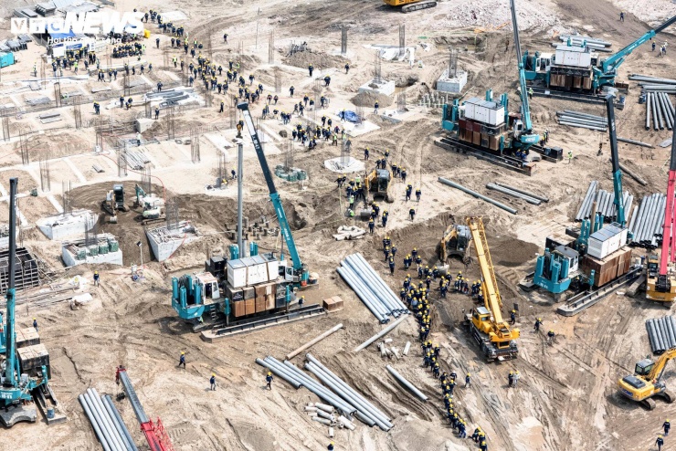 Tại nhiều vị trí, công nhân đang triển khai các hạng mục đào đắp, hạ cốt nền và san phẳng mặt bằng.