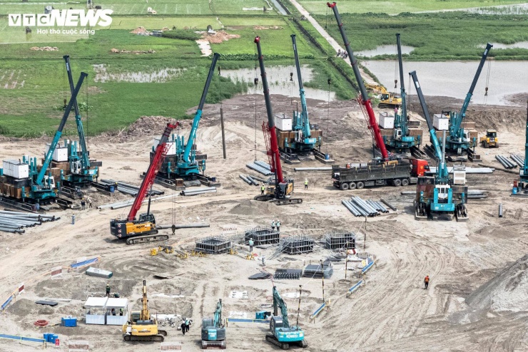 Về thiết kế, sân vận động được lấy cảm hứng từ hình tượng Trống đồng Đông Sơn. Đây là yếu tố văn hóa được đưa vào công trình nhằm tạo dấu ấn riêng về kiến trúc.