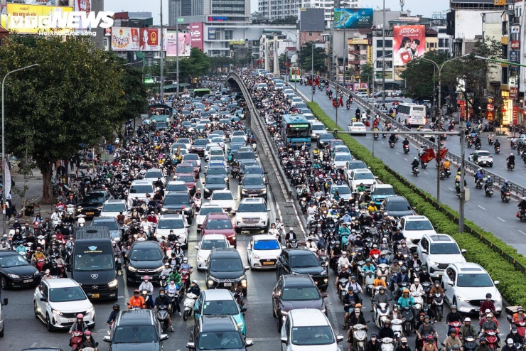 Trong khung giờ cao điểm, nhiều thời điểm xe cộ gần như đứng yên.