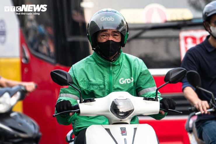 Anh Trần Minh (trú phường Hà Đông) cho biết khu vực Ngã Tư Sở và tuyến đường Nguyễn Trãi vốn đã thường xuyên ùn tắc, đặc biệt vào giờ cao điểm. “Ngày thường đã đông, giờ thi công rào chắn thì càng khó đi hơn. Tuy nhiên, đây là dự án chống ngập nên người dân cũng ủng hộ, chỉ mong đơn vị thi công đẩy nhanh tiến độ để sớm trả lại mặt đường thông thoáng”, anh Minh nói.