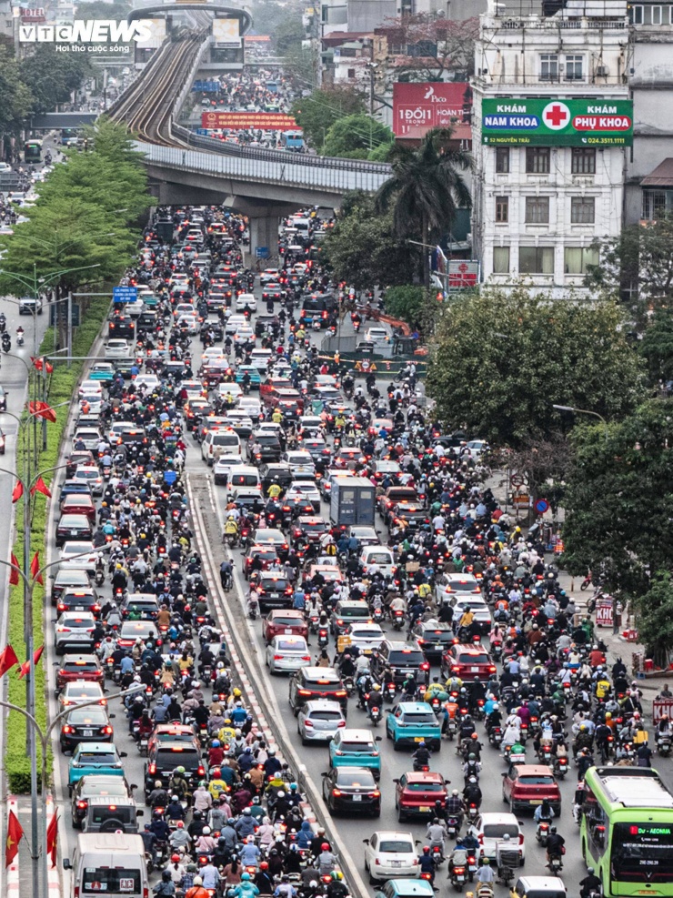 Do mặt đường bị thu hẹp, các làn xe bị dồn lại, khiến việc lưu thông trở nên khó khăn.