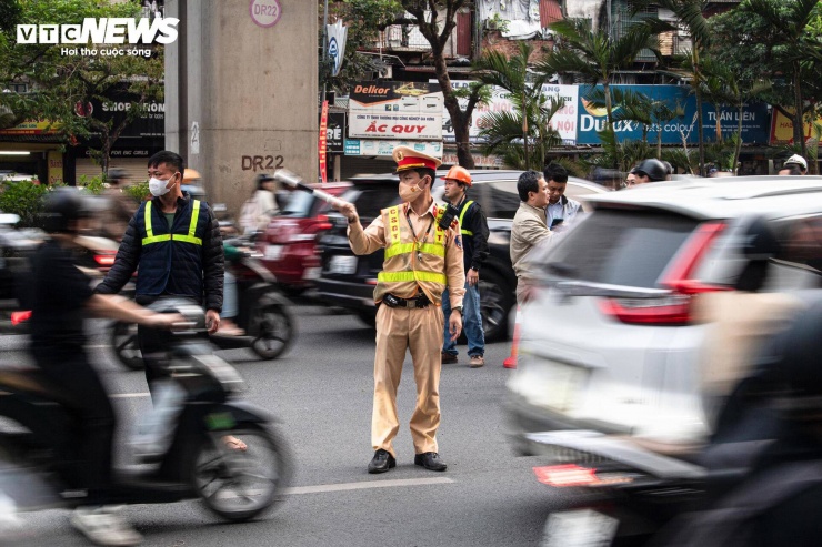Dù lực lượng chức năng có mặt để phân luồng, song do lưu lượng phương tiện lớn, việc điều tiết vẫn gặp nhiều khó khăn.