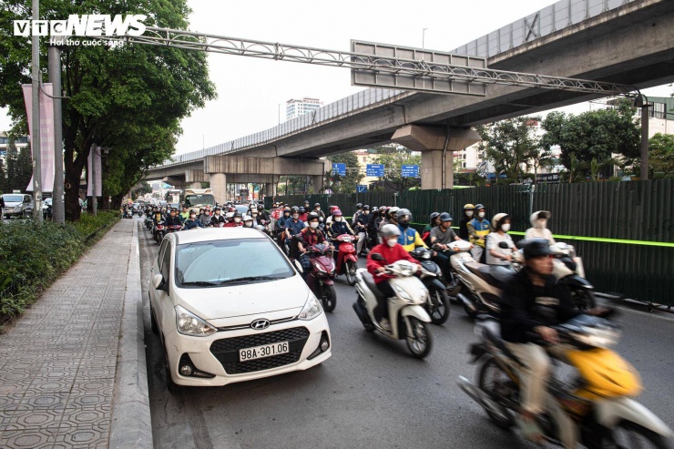 Tuyến Nguyễn Trãi dài khoảng 3,4 km, là trục giao thông quan trọng kết nối khu vực trung tâm với Hà Đông và các tỉnh phía Tây Bắc qua Quốc lộ 6. Theo số liệu từ cơ quan chức năng, mật độ phương tiện trên tuyến này vào giờ cao điểm thường xuyên vượt nhiều lần so với thiết kế, do đó vốn đã tiềm ẩn nguy cơ ùn tắc.