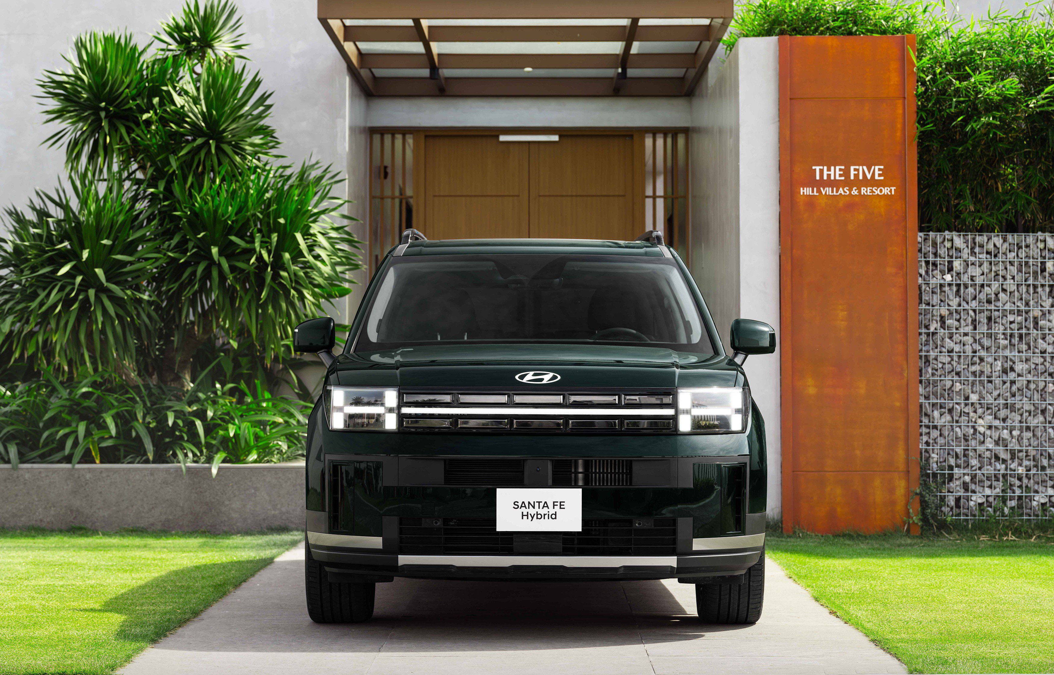 SantaFe Hybrid gây ấn tượng mạnh mẽ với ngôn ngữ thiết kế "Boxy" đậm chất SUV cổ điển.