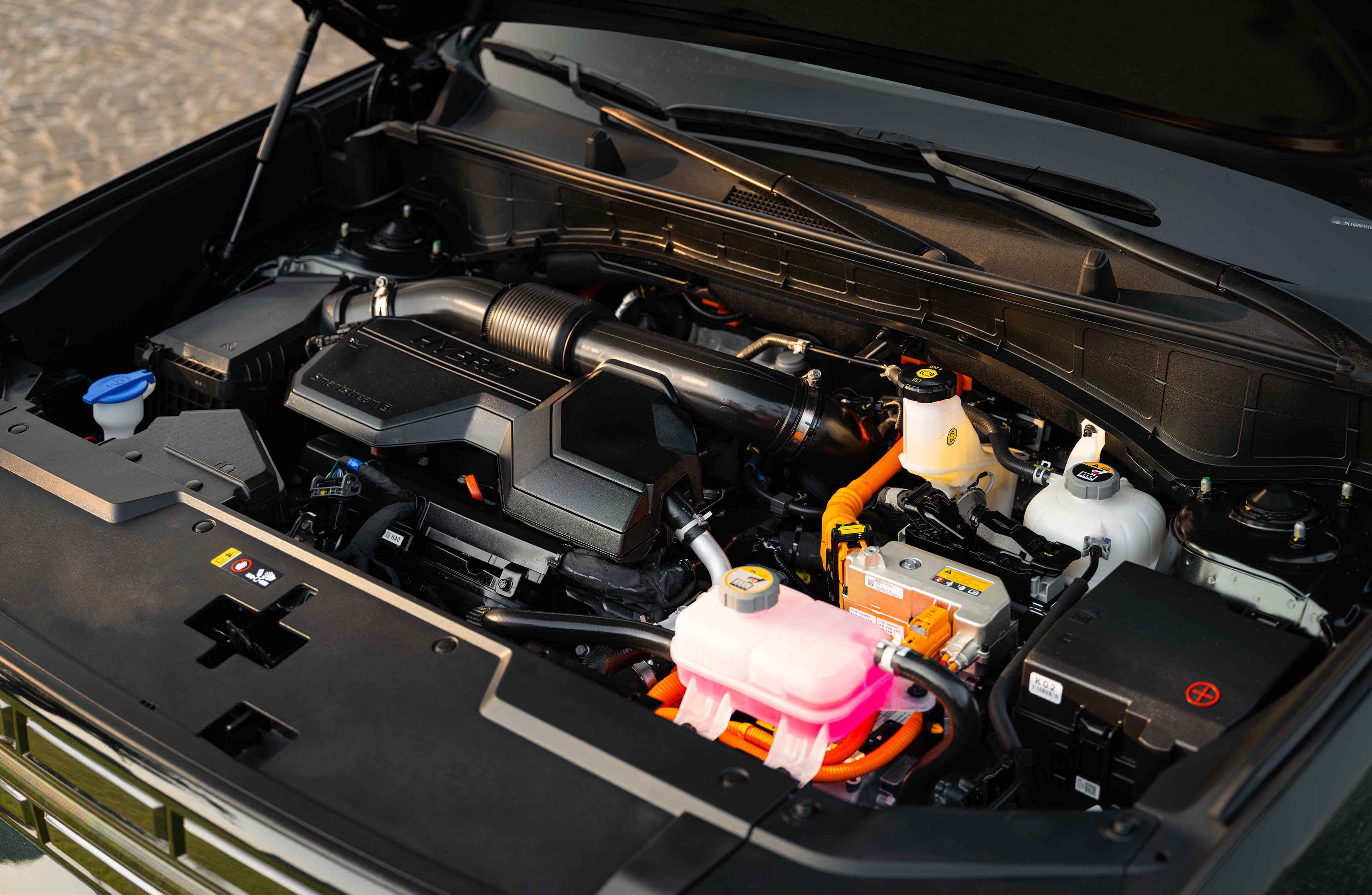 Song song cùng động cơ xăng là hệ thống môtơ điện sử dụng khối pin Li-ion Polymer dung lượng 1,49 kWh.