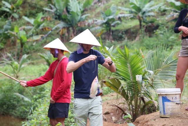 Du khách có thể góp sức nhằm thưởng thức ẩm thực địa phương bằng cách buông cần, câu những con cá dưới ao.