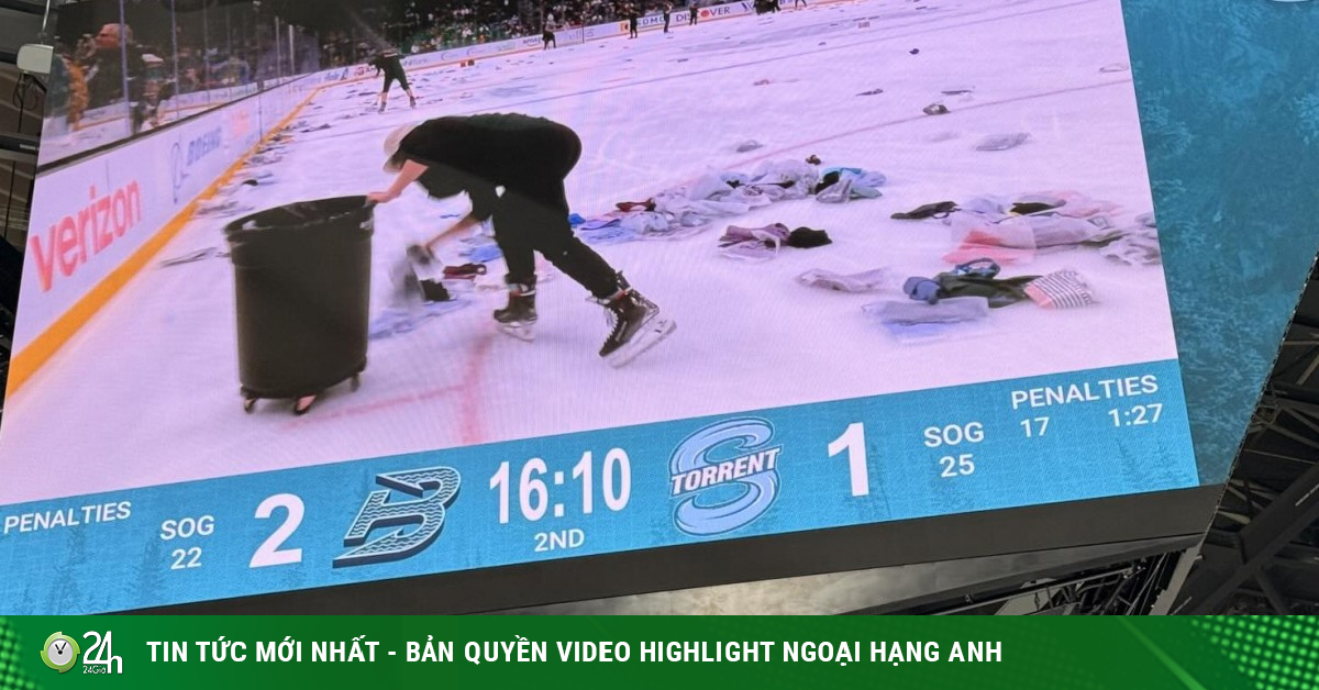 Khán giả ném “cơn mưa áo ngực” xuống sân, dàn nữ cầu thủ dừng thi đấu