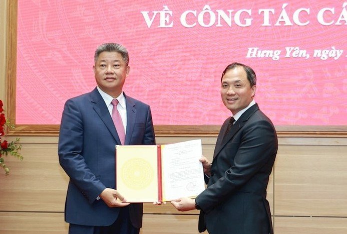 Phó trưởng Ban Thường trực Ban Tổ chức Trung ương Hoàng Trung Dũng trao quyết định của Ban Bí thư cho ông Nguyễn Mạnh Quyền. Ảnh: HNM