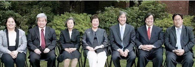 Bà Hesung chụp cùng các con