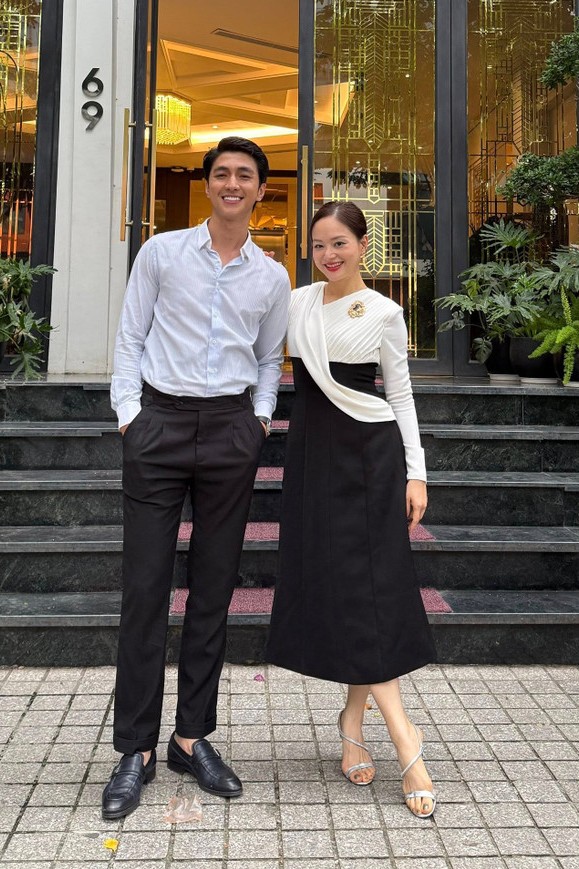 Khi chụp hình cùng bạn diễn Bình An, Lan Phương cũng có lựa chọn an toàn khi mặc đầm công sở kết hợp sandals hở mũi nhẹ nhàng, nữ tính.