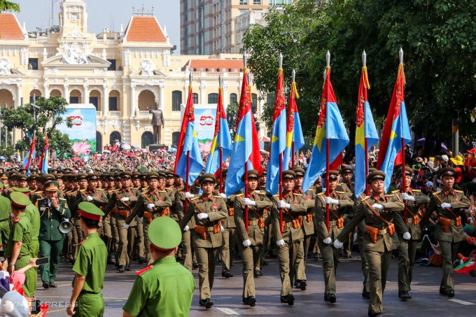 Khối sĩ quan 5 cánh quân trên đường phố TP HCM trong lễ diễu binh diễu hành 50 năm giải phóng miền Nam thống nhất đất nước, 30/4/2025. Ảnh: Phùng Tiên