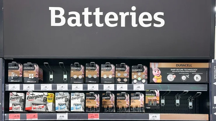 Pin kiềm có tuổi thọ tốt hơn, nhưng chi phí đắt hơn so với pin kẽm carbon.