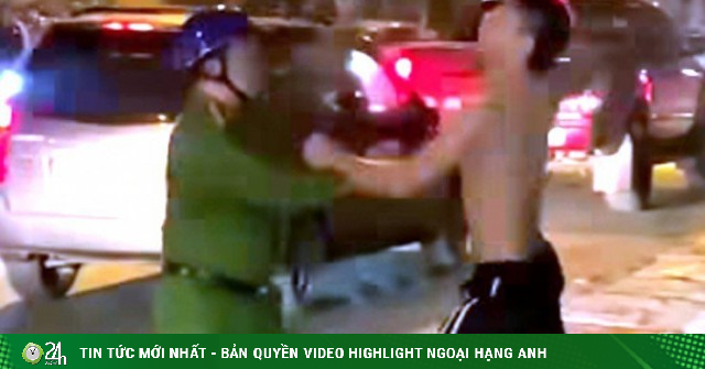 Tạm giữ đối tượng cầm dao bắt người đi đường quỳ lạy ở Hà Nội