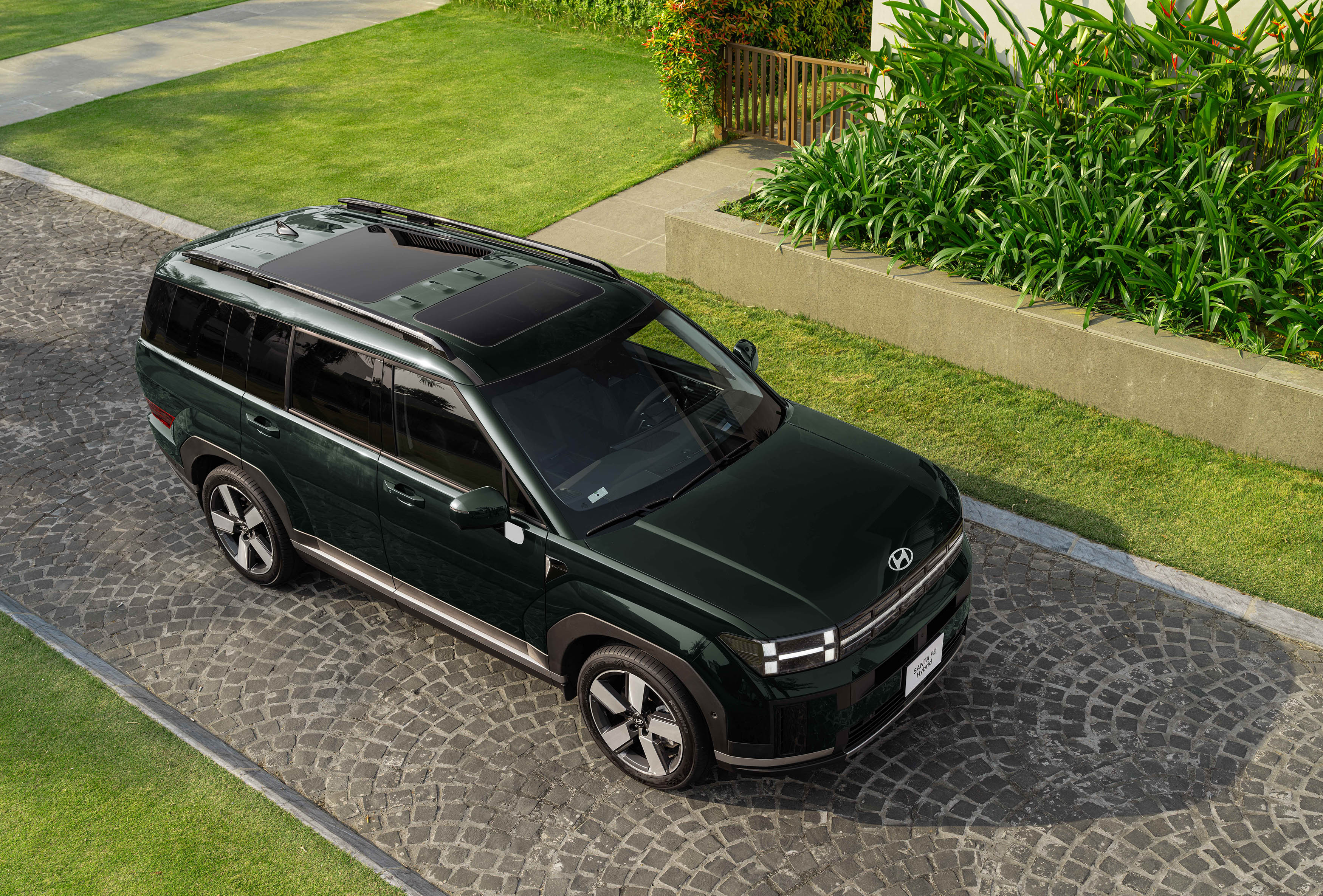 Phần đầu xe nổi bật với cụm đèn chiếu sáng thích ứng (HBA-LED) và dải đèn ban ngày tạo hình chữ H..