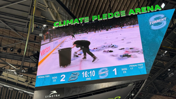 Nhân viên sân tất bật thu gom áo, trong khi khán giả ăn mừng chiến dịch “Bra Toss”