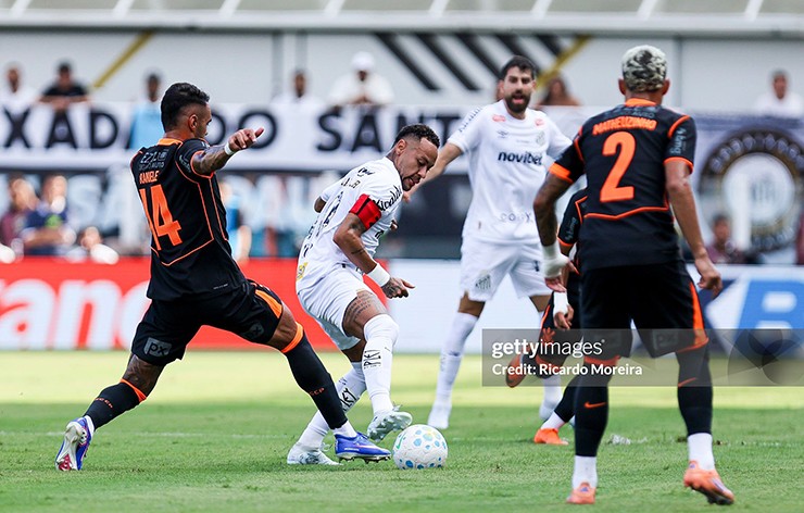 Neymar nỗ lực tìm lại phong độ trong màu áo Santos