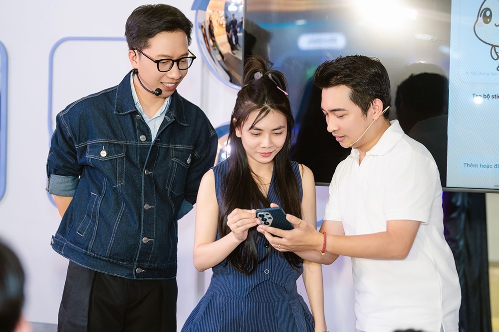Tony Phùng và Dế Mèn Lưu Ký hướng dẫn khách mời tạo bộ chat sticker cá nhân cực chất