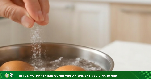 Lý do nên bỏ muối vào nước luộc trứng