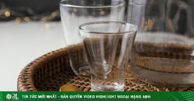 Vì sao nên cẩn trọng khi dùng cốc thủy tinh trong khách sạn?