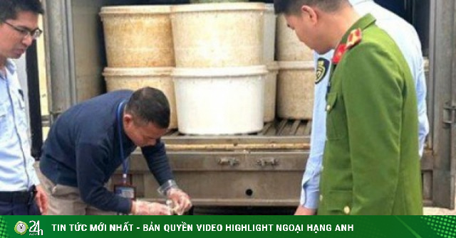 Hãi hùng phát hiện hơn 1 tấn lòng lợn có dấu hiệu phân hủy, bốc mùi hôi thối trong xe tải