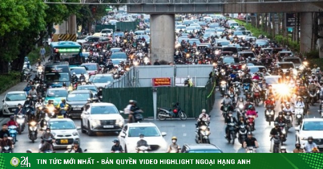 Lô cốt chiếm 1/3 lòng đường, người Hà Nội chật vật nhích từng mét về nhà