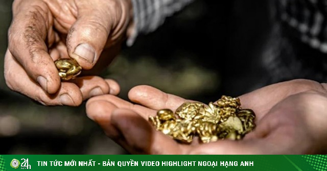 Sốc với cách "đãi vàng" với chi phí cực rẻ từ đống đồ điện tử cũ kĩ