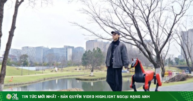"Siêu phẩm" năm Bính Ngọ: Robot "ngựa sắt" của Trung Quốc thồ tới nửa tạ hàng