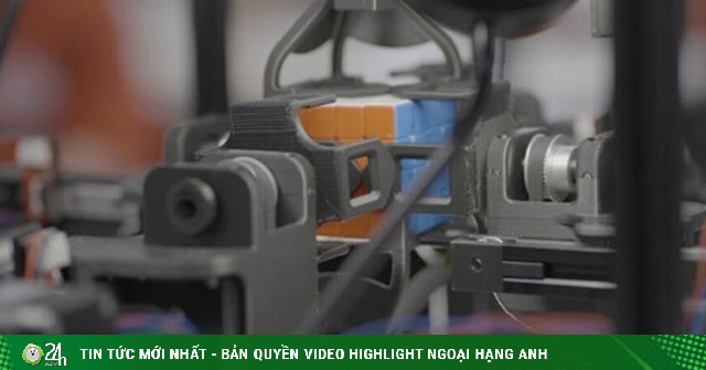 Robot giải khối Rubik 4x4 "thần tốc" chỉ trong 45 giây