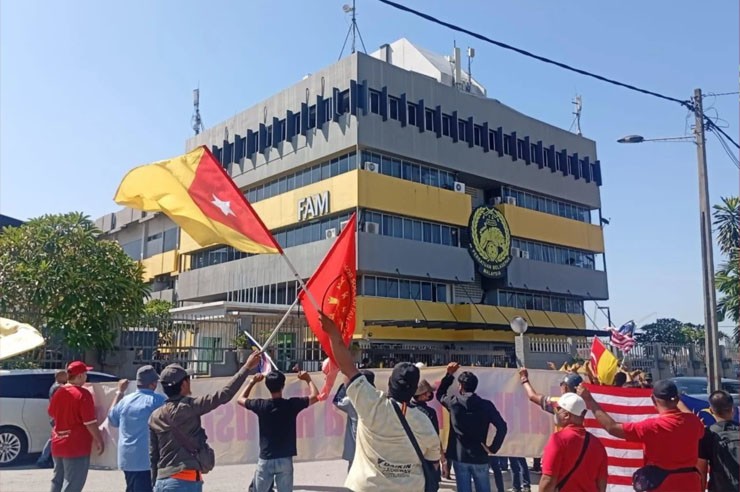 CĐV biểu tình trước trụ sở của FAM