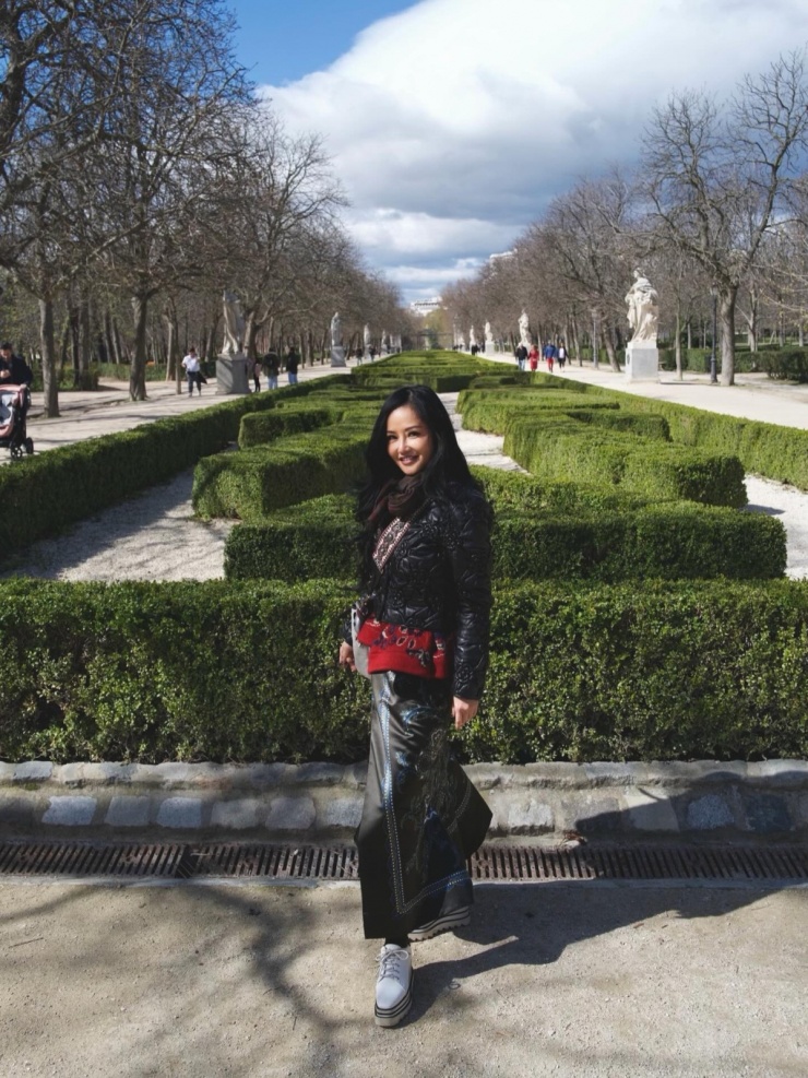 Trên đường phố châu Âu, người đẹp phối đồ nhiều tầng lớp layer, thể hiện cá tính trong cách ăn mặc. Với mỗi món đồ, Hồng Nhung thường không diện theo cách nguyên bản của các nhà mốt mà mix-match nhiều thương hiệu, màu sắc để tạo nên những set đồ 'không đụng hàng'.