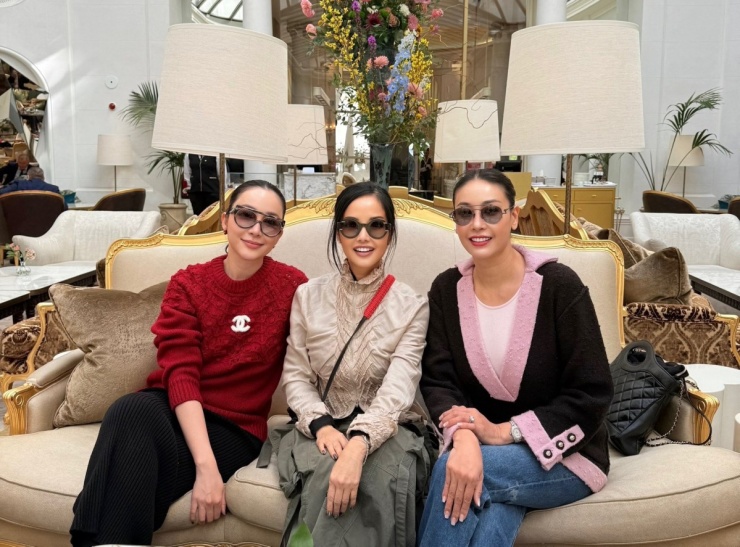 Mẫu áo nhún bèo của Our Legacy có giá khoảng 13 triệu đồng giúp Hồng Nhung trông trẻ trung. Dưới những bức hình của ca sĩ, nhiều khán giả, bạn bè khen cô có gu mặc ấn tượng.