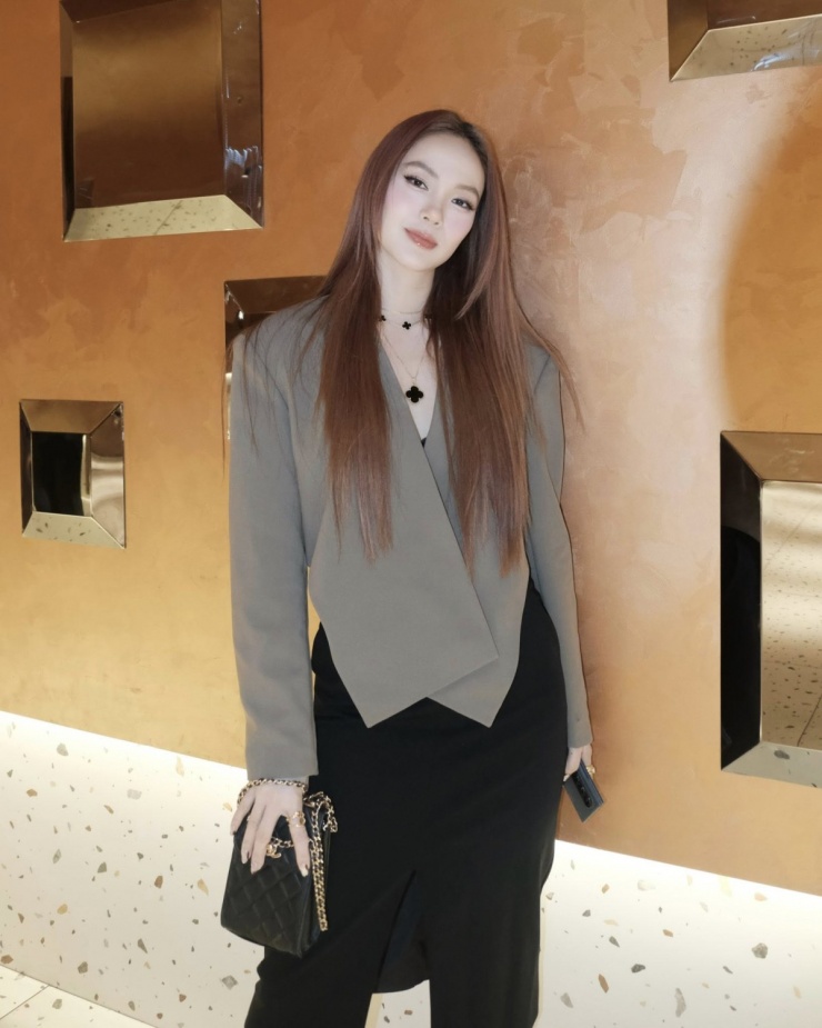 Cách phối đồ hiệu theo hướng tinh giản, tập trung vào các thiết kế kinh điển, dễ ứng dụng nhưng vẫn toát lên vẻ sang trọng được Minh Hằng ưa chuộng. Cô thường chọn trang phục màu trung tính, kết hợp phụ kiện đắt giá để tạo điểm nhấn thay vì phô trương tổng thể.