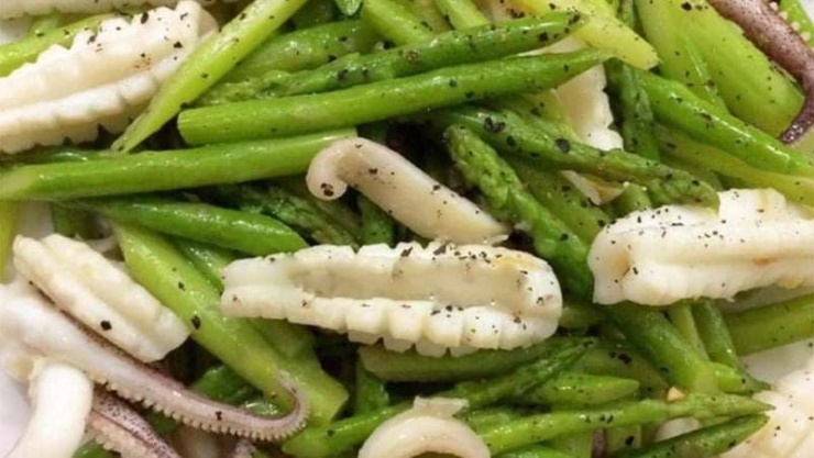 Măng tây thơm, giòn, mực ngọt mềm, đậm đà gia vị cùng với mùi hương thơm phức từ tỏi. Ăn món măng tây xào mực này cùng với cơm trắng.