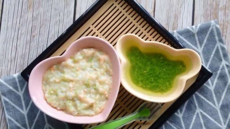 Hạt cháo mềm mịn, thịt cá hồi thì béo kết hợp với măng tây có mùi thơm đăc trưng tạo nên 1 món cháo vừa dễ ăn và vừa giúp các bé bổ sung được nhiều chất dinh dưỡng.